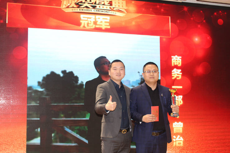 12月份商務(wù)部月度銷售冠軍與總裁合影